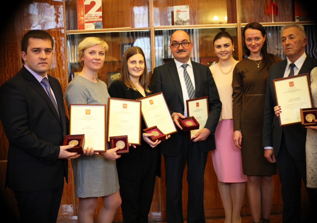 Представители ВолГУ получили памятные медали Президента России за подготовку волонтеров (1).jpg